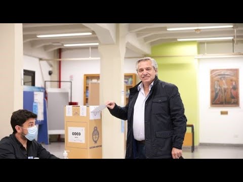 El presidente Alberto Fernández vota en la Universidad Católica Argentina (UCA).