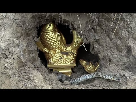 A big snake guards a huge treasure - YouTube