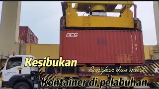 kesibukan bongkar dan muat kontainer di pelabuhan