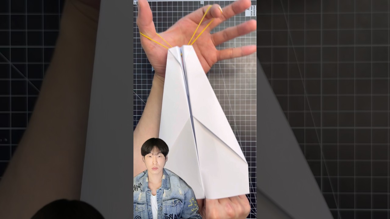 бумажный самолетик с резинками