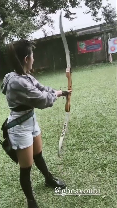 SIVA APRILIA : OLAHRAGA EXTREME WANITA , BERKUDA DAN MEMANAH