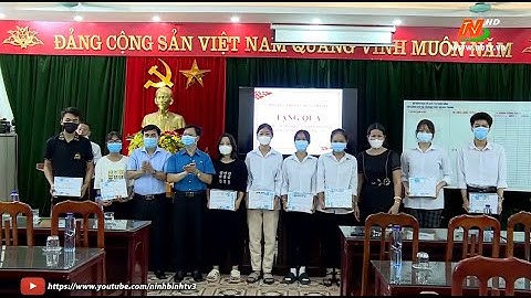 Trao quà cho học sinh có hoàn cảnh khó khăn