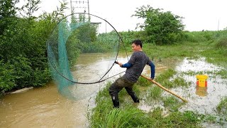 突降暴雨导致河水上涨，阿琪扛着八米大抄网去捞鱼，收获太棒了【农村阿琪】