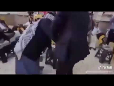 شيخ ي قطع اصبعه ويهديه لأحد المرشحين