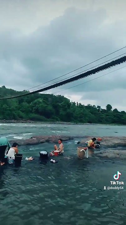 ibu ibu pada mandi disungai bawa jembatan gantung
