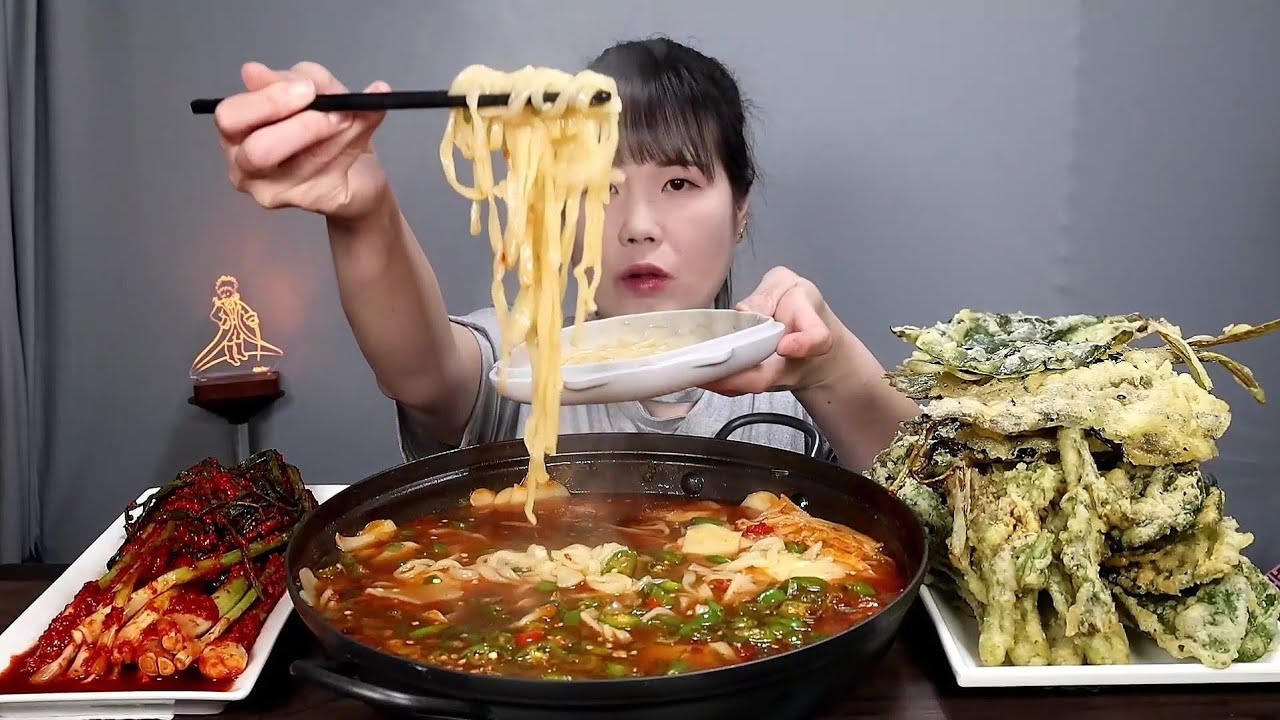 Скучные, кимчи, кальгуксу, жареные продукты, мукбанг. АСМР.