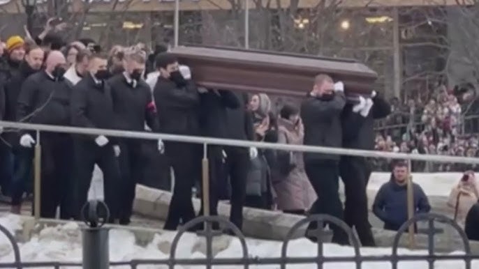 Crowds Chant Navalny At Opposition Leader S Funeral