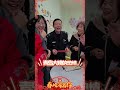 最美基层民警被一群“超e”青岛大姨围住祝贺 | CCTV春晚