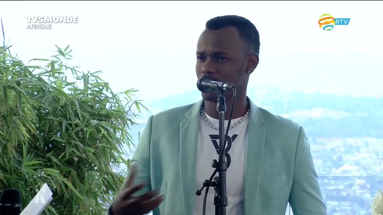 Le chanteur Yvan Buravan confie quel est son mot préféré - YouTube