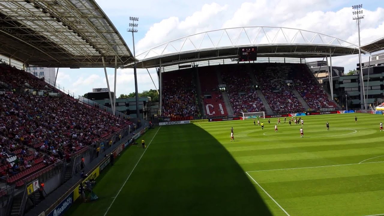 Utrecht en eagels supporters zingen - YouTube