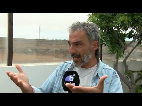 Vecino de La Santa sobre el molino de viento recientemente instalado
