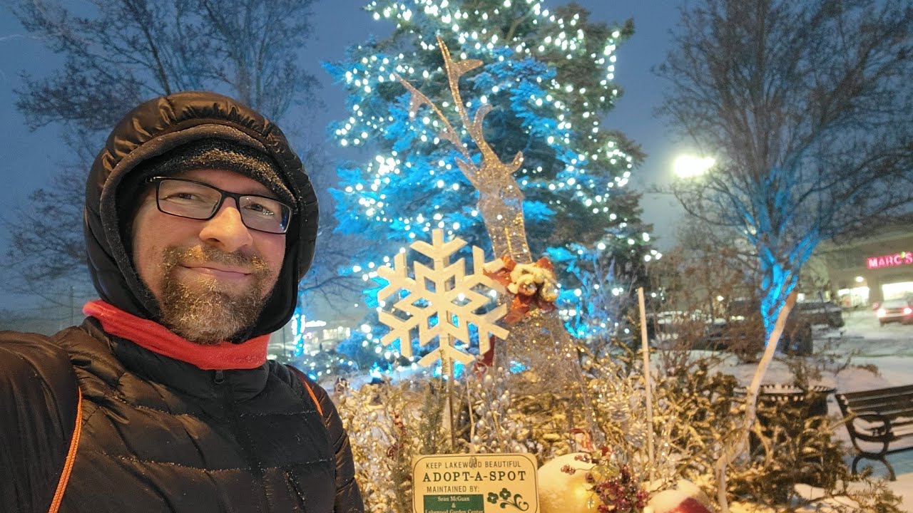 Lakewood, OH Snow Falling & Christmas Walk 2025 - Detroit, Madison, and House Decorations 🎄❄️