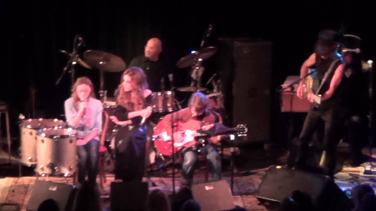 Лиза Мари Пресли исполняет песню Storm & Grace с Николь и Скотти вживую