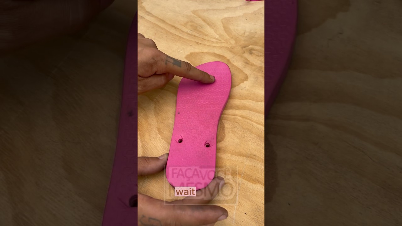 Электрик проявил изобретательность и продемонстрировал нечто невероятное, используя шлёпанцы. 