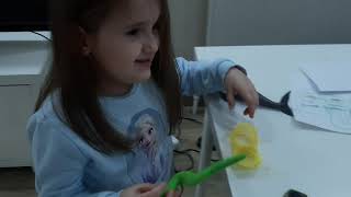 İpek Ahtapot Şarkısı Söylüyor, Balıklarla Oynuyor