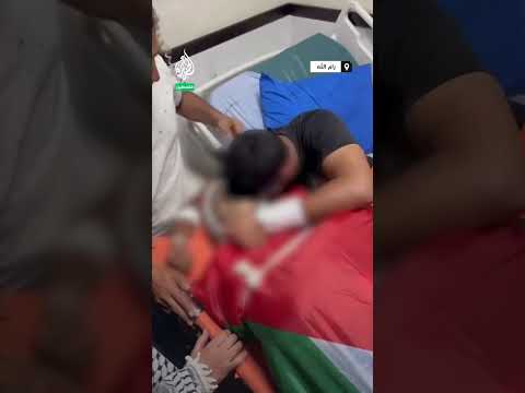 جريح فلسطيني يودع صديقه الشهيد في رام الله