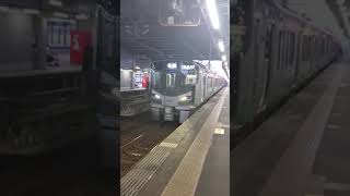 521系AK18編成の四両編成高岡駅にて