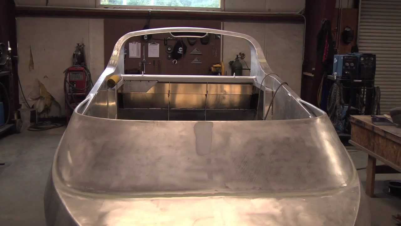 Pulsed MIG Welding Improves Aluminum Boat Building - YouTube