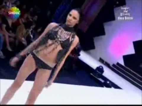 Ivana Sert Bikini Defilesi / Bugün Ne Giysem