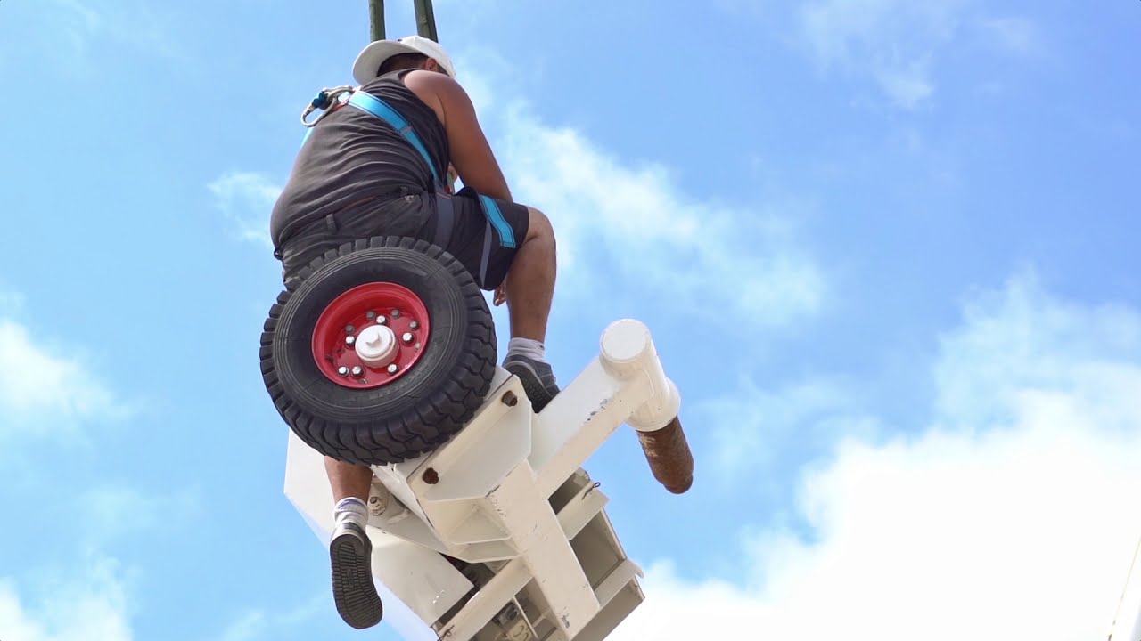 risques pendant l'installation d'une Grande Roue à Fécamp.