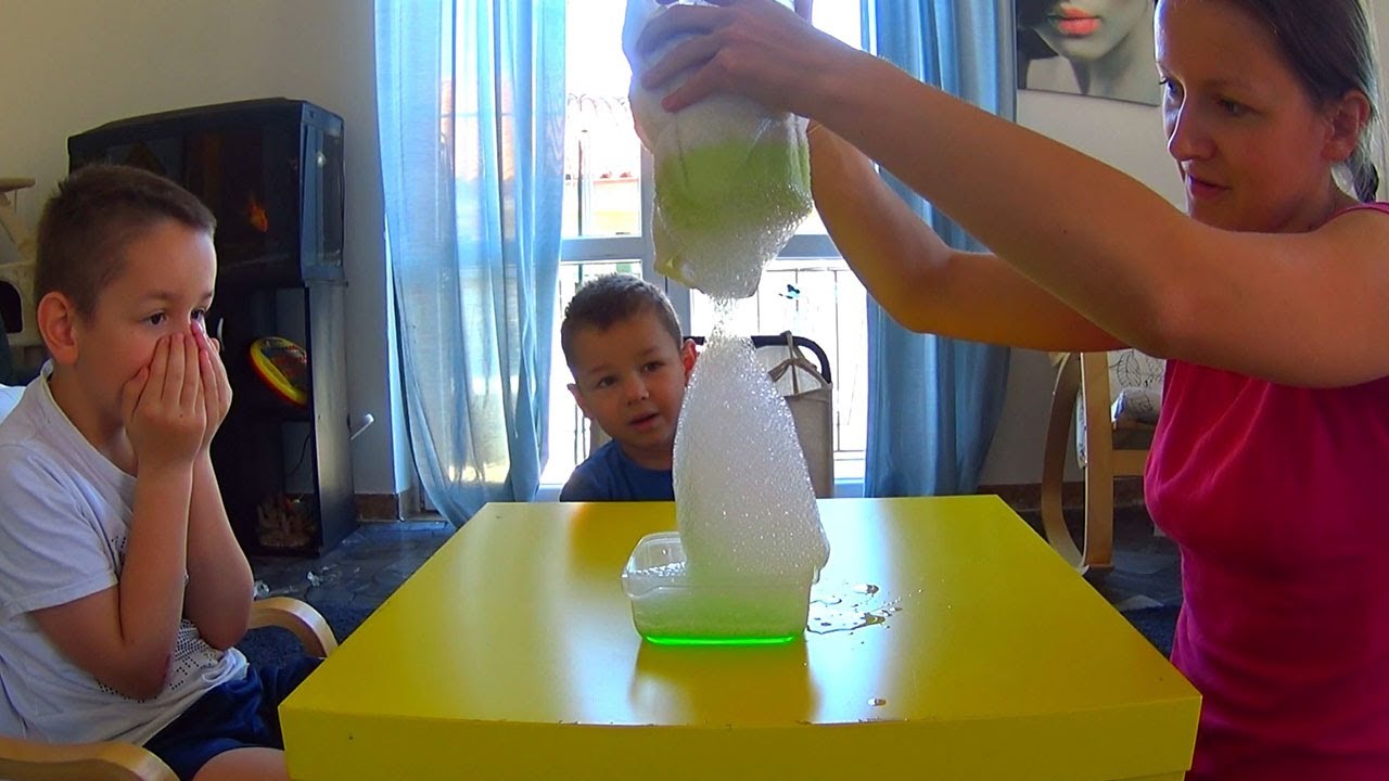 Come ha fatto la mamma a fare molta schiuma? 😲 How did mom make a lot of foam? 😵 Много пены!