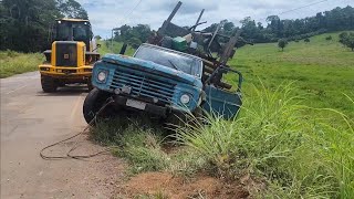 RESGATANDO CAMINHÃO COM PÁ CARREGADEIRA JCB 426ZX