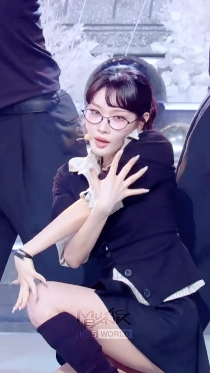 STRESS - CHUNG HA 청하 #STRESS #CHUNGHA #청하#Shorts #MusicBank | KBS WORLD TV