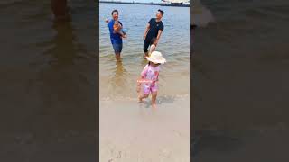 Keseruan aku main pasir di pantai #seru #happy #asyik #pantai #ancolbeach #tishafamily04