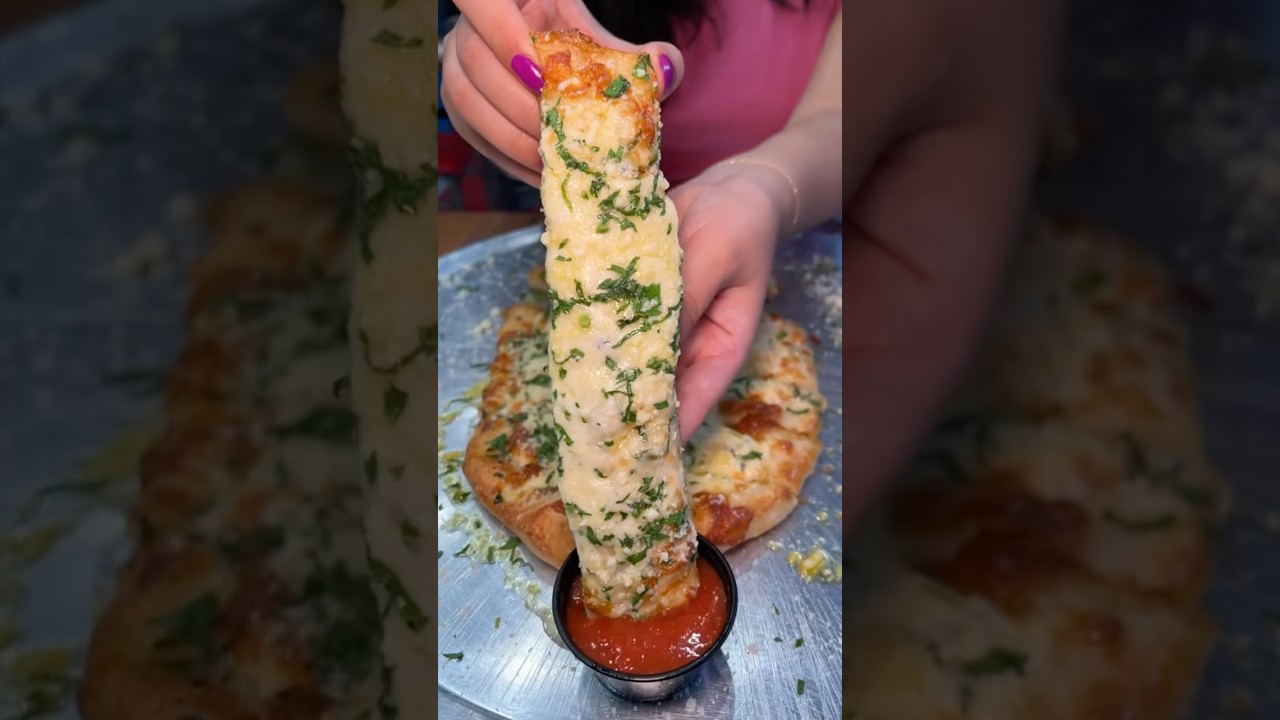 These CHEESE PIZZA STICKS from Nuovo York Pizza are delicious! 🧀🍕🔥🤤 Who’s hungry?? #DEVOURPOWER