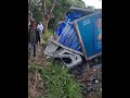 VER VIDEO.-Hombres quedan atrapados, tras accidentarse en camion cargado de embutidos