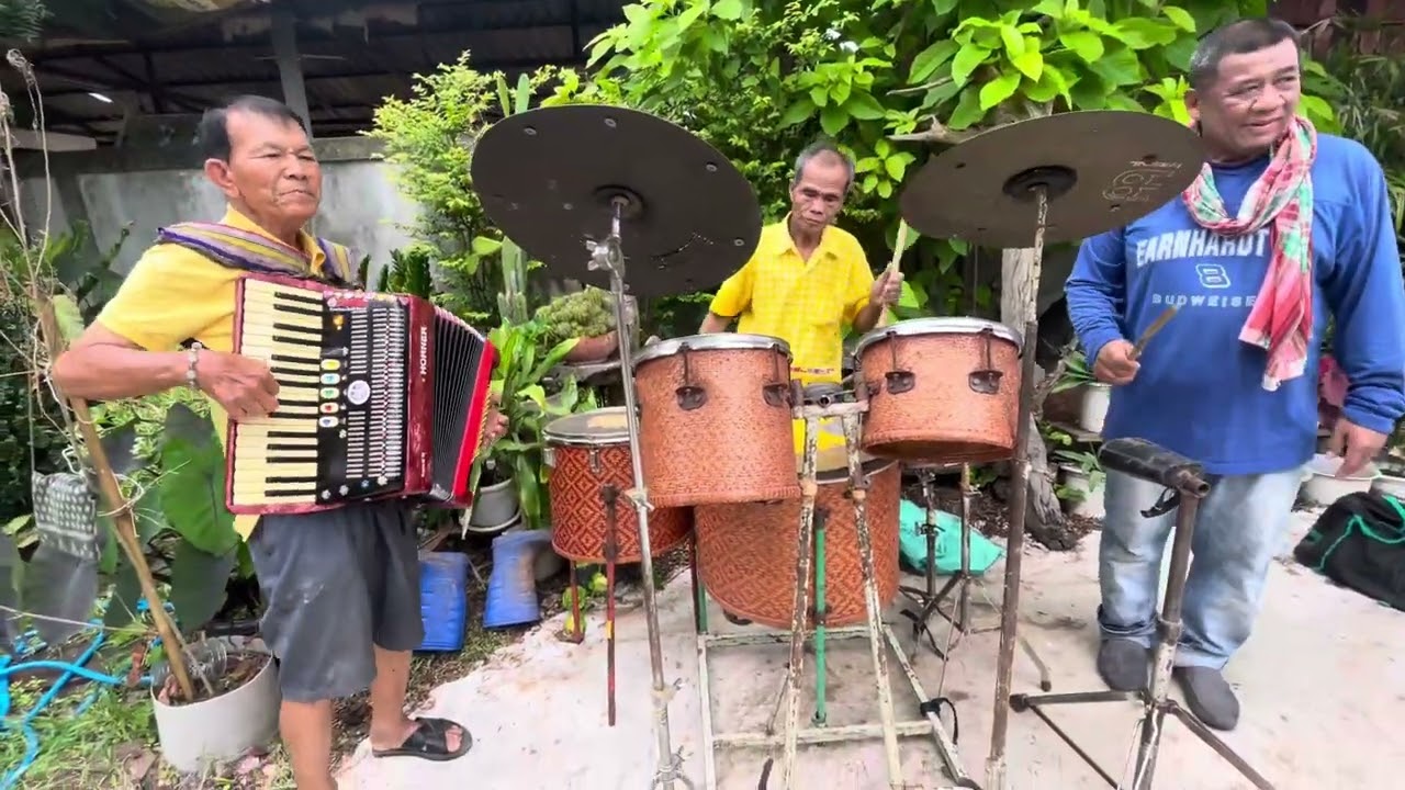 ลองกลองที่กินบ่ได้ กลองชุดไม้ไผ่ดวนกับแิ๊คโค้ดี่ยน ไผเป็นไผ 75 ปี ดวนกับ 82 ปี