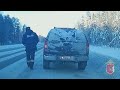 В Вологодской области автоинспекторы помогли семьям, чьи машины заглохли на трассе в мороз