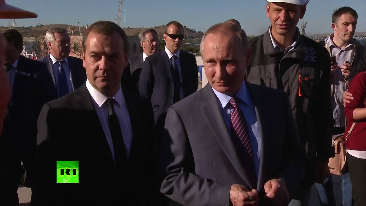 Путин и Медведев пообщались со строителями Керченского моста