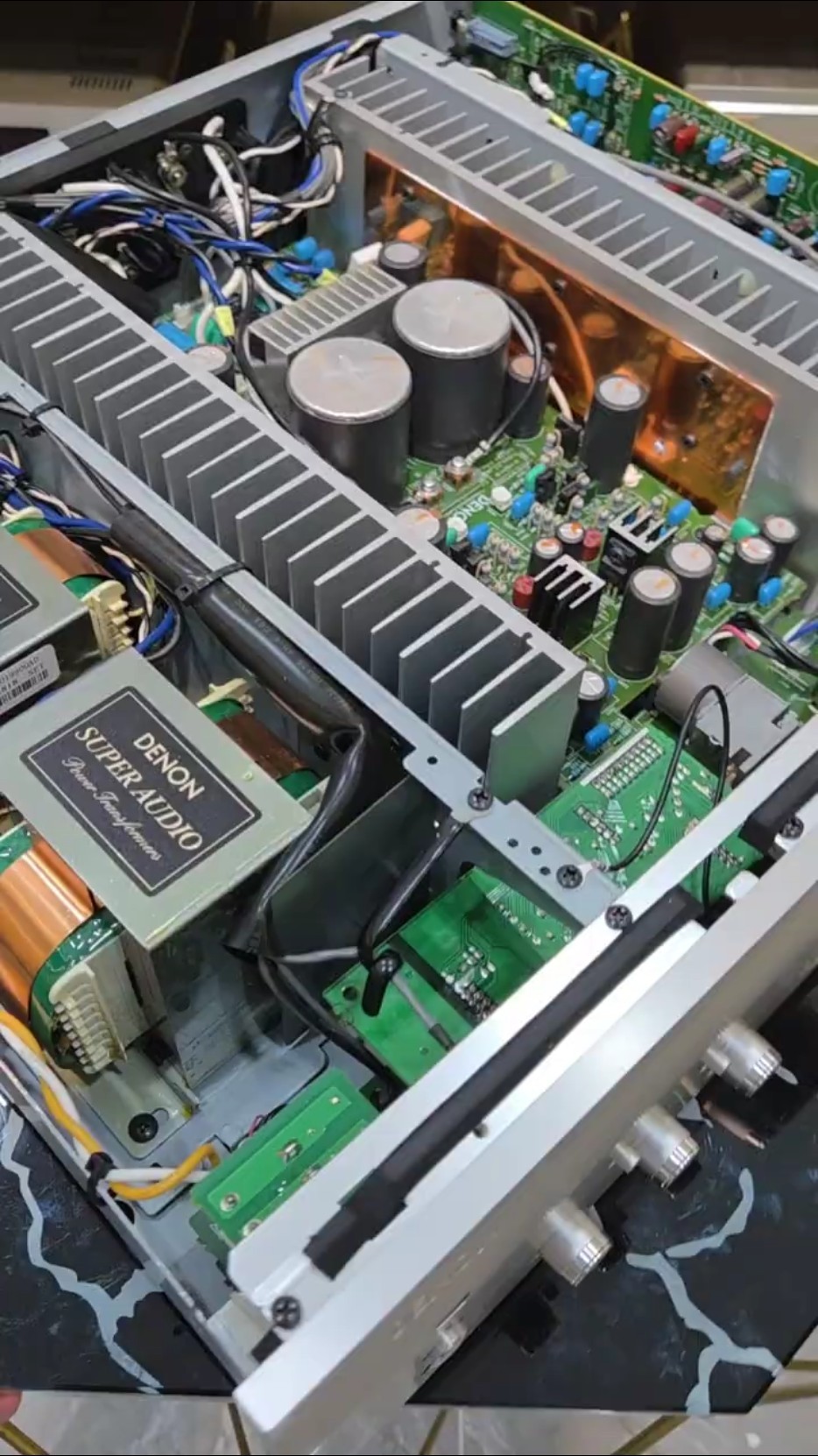 short review look inside Denon PMA-1500RE - YouTube