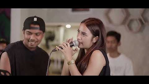 Thumbnail of Dini Kurnia feat. Mufly Key - Omonge Uwong (Official Music Video)