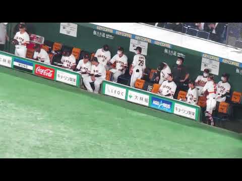 スターティングメンバー交換からジャイアンツ選手入場 （読売ジャイアンツ対 広島カープ2022/5/19)