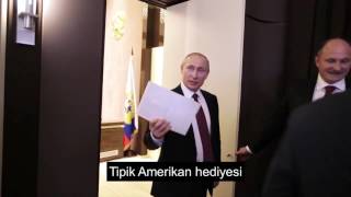 Putin Amerikalı Gazeteciye Takılıyor (Hediyelerinizin İçi Boş) Resimi