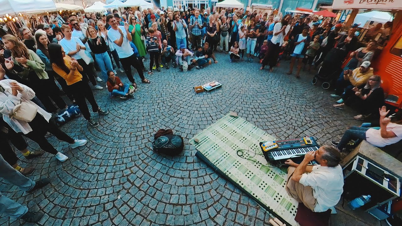Amazing Street Performance: Melodic Techno Live Looping with Roland JUNO 106 old Synth & Percussion