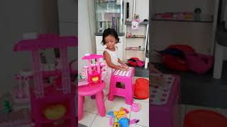 Adel Kitty Buka Gerai Makan