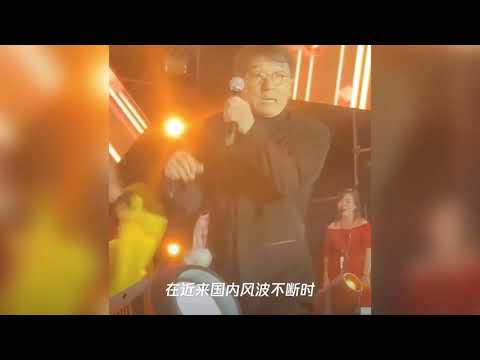 成龙表演遭小武僧飞踹,下一秒他的表情,承包我全年笑点