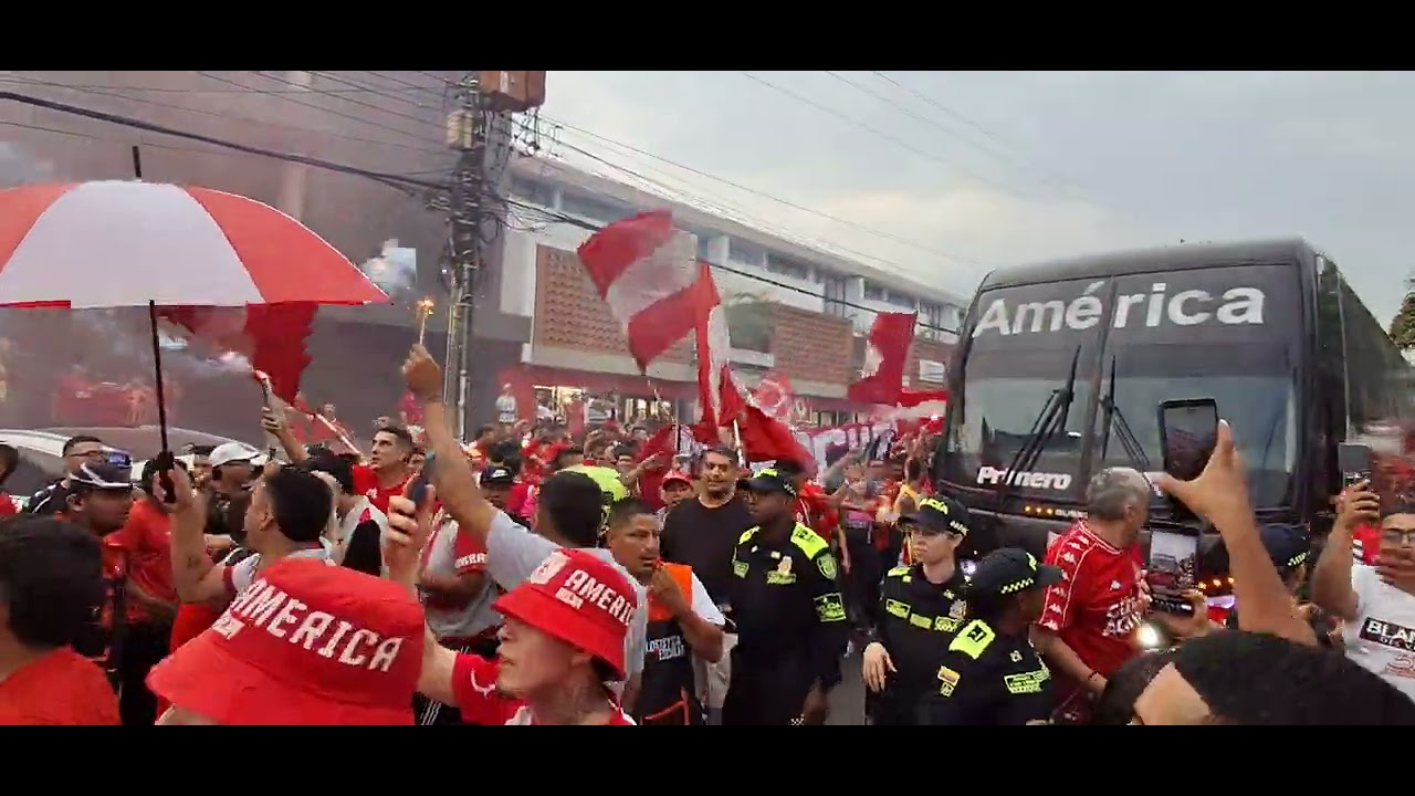 Video RECIBIMIENTO POR  PARTE DE LA HINCHADA DEL  AMERICA DE CALI PREVIA COPA #nissan