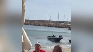 STANNO FACENDO UN APERITIVO SULLA SPIAGGIA, MA ALL’IMPROVVISO ARRIVANO GLI IMMIGRATI COL GOMMONE!!