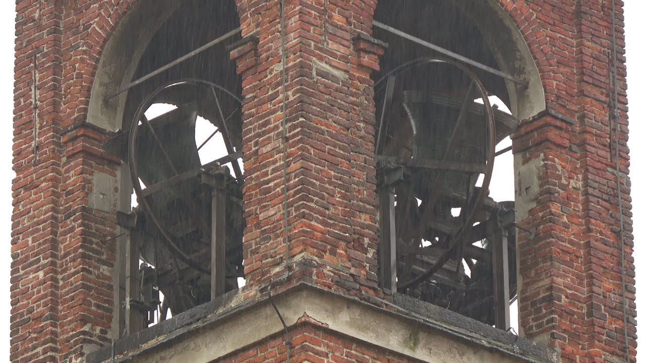 Пять колоколов старейшего монастыря Милана звонят в канун Богоявления