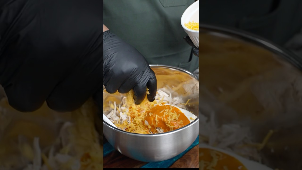 This Buffalo Chicken Dip is pure 🔥! Perfect for game day—grab your chips and dig in! 🏈🔥 
