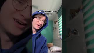 הבחור הזה שמדבר לעצמו בדי אמס שלך
