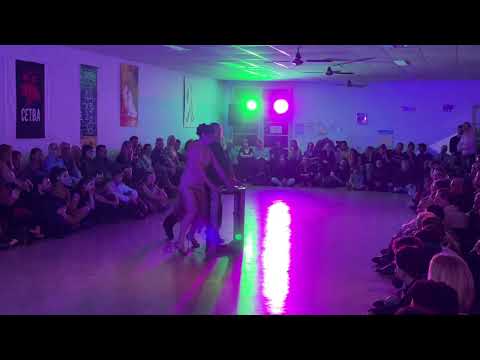 Agustina Vignau and Hugo Mastrolorenzo - Desencuentro