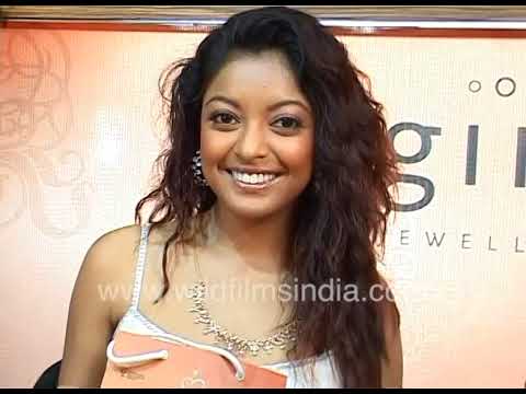 Tanushree Dutta wears diamond-studded bracelet, with media & fans at Sangini Diamond Jewellery event