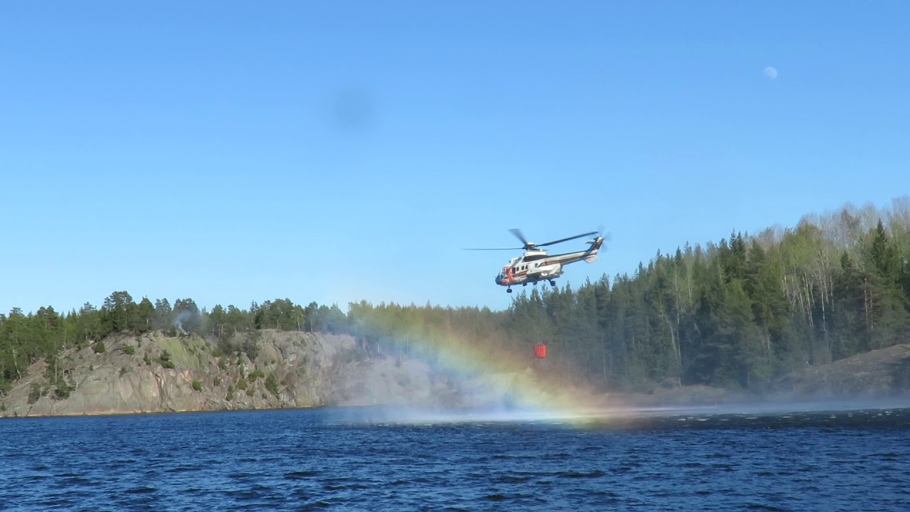 Maastopalon sammutus helikopterilla