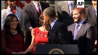USA Obama - President interrupts speech to catch fainting woman