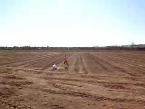 Vilma y Marina jugando en los Campos del Seor